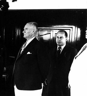 Atatürk Haziran 1938’de Savarona Yatında Arkada Süreyya Anderiman.jpg